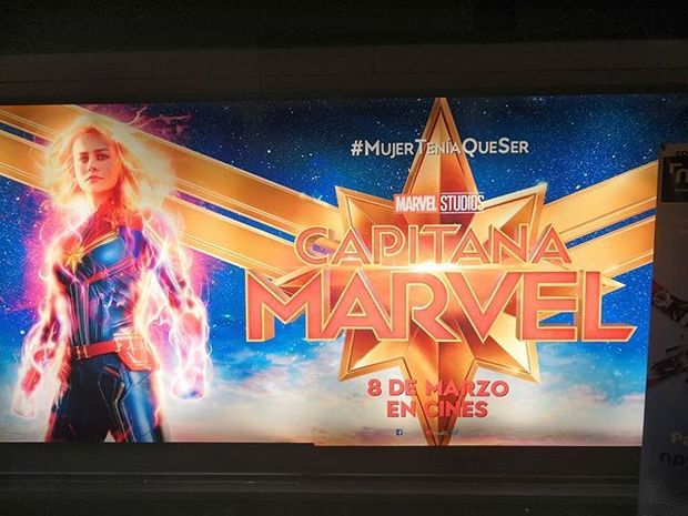 #MujerTeníaQueSer   - El polémico Slogan de los posters Españoles de Capitana Marvel