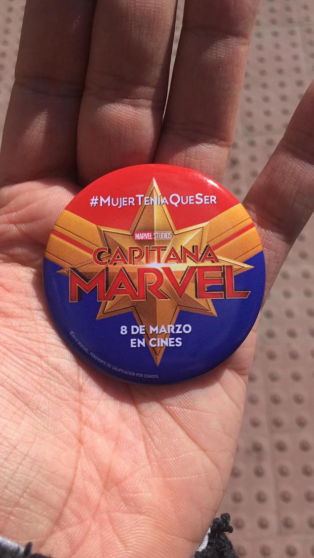 Así es la chapa que están regalando de Capitana Marvel en cines Españoles... pero sólo a las chicas