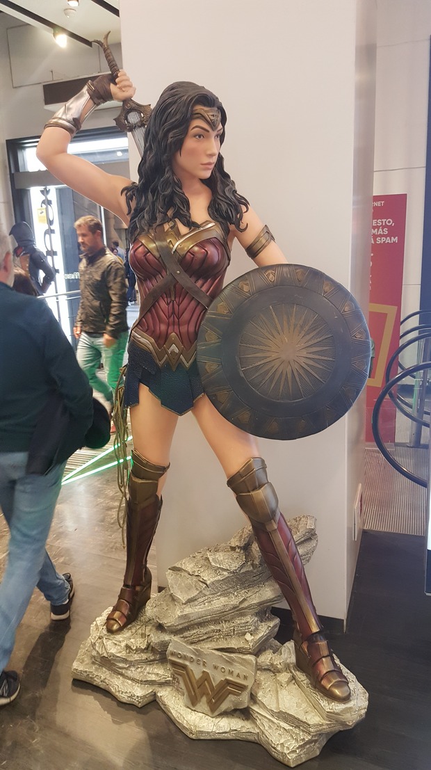 Figura de Wonder Woman a tamaño real en la Fnac de Callao