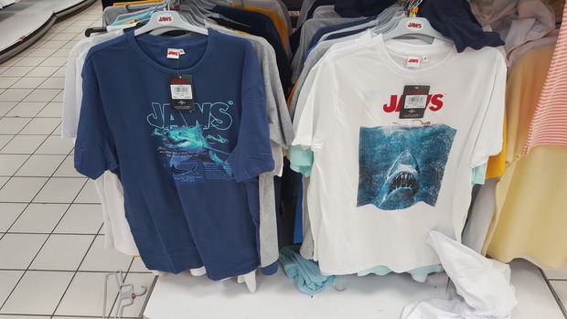 Camisetas de Tiburón en los Carrefours. Por si a alguien le interesan