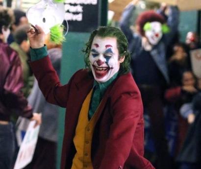 Joker: cuál es la enfermedad detrás de la risa descontrolada del villano interpretado por Phoenix