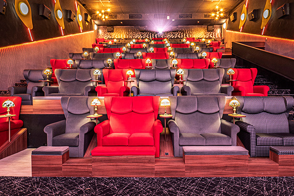 Ocine X: Nuevos cines en Madrid con lámpara y puerto USB en cada sofá. Full Láser RGB, 4K y Atmos