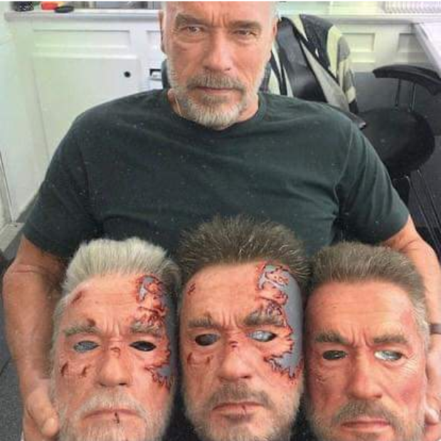 Arnold Schwarzenegger junto a las mascaras usadas en el rodaje de Terminator.