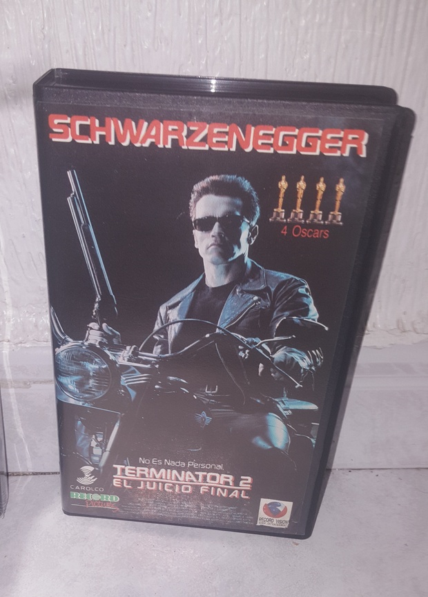 Esta joyita ha viajado en el tiempo para unirse a mi colección. Terminator 2 El Juicio Final en VHS