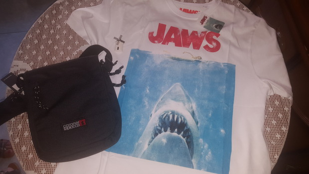 Más regalazos que me siguen llegando del cumple, camiseta Tiburón  entre ellos. Estos de mi hermana 