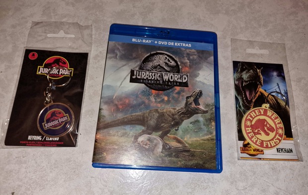 Jurassic World  El Reino Caido + Llaveros Jurassic: Mis  Compras 02-01-2023.