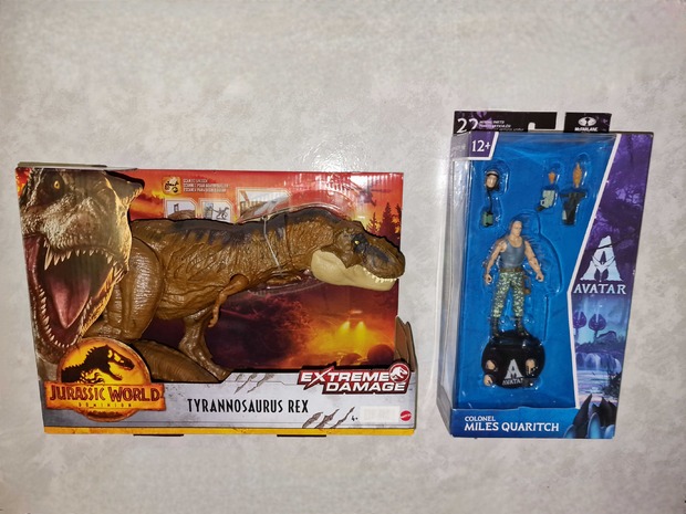 Tiranosaurio Rex de Mattel Jurassic World y Miles Quaritch McFarlane Avatar : Mi Compra 15-10-2023.