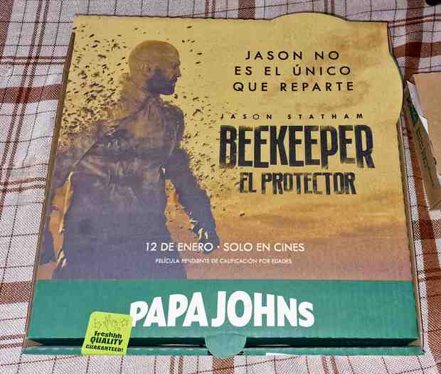 Original publicidad de Beekeeper El Protector en las cajas de Papa Johns.