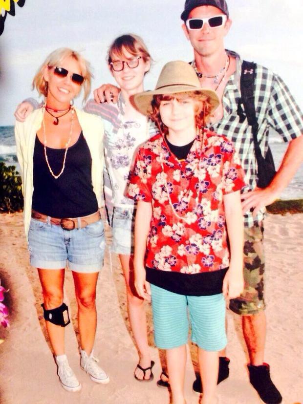 El actor @TYSIMPKINSactor se divierte con su familia en Hawaii entre rodaje y rodaje de #JurassicWorld 