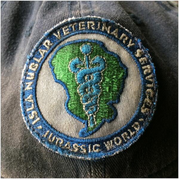 Jurassic world: El emblema que luciran los veterinarios del parque