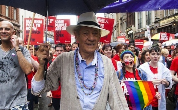 Ian McKellen en la marcha del Orgullo Gay