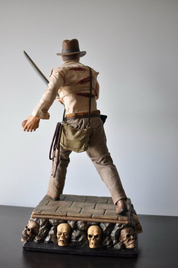 Figura de Indiana Jones "Temple of Doom" en detalle por la espalda