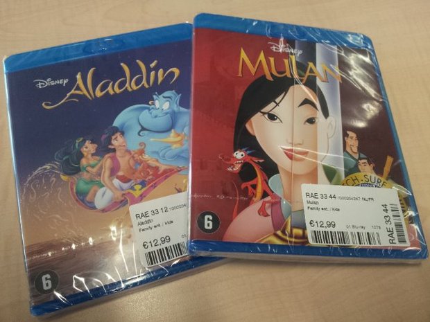 fotografía de la edición Disney blu ray física de "Aladdín" junto a la de "Mulan"