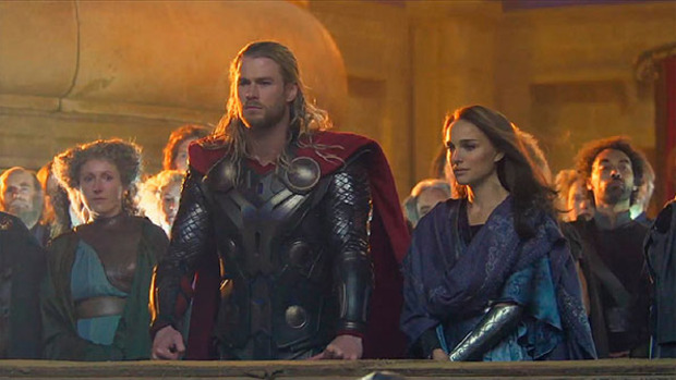 Chris Hemsworth y Natalie Portman en la película Thor 2 Un Mundo Oscuro.