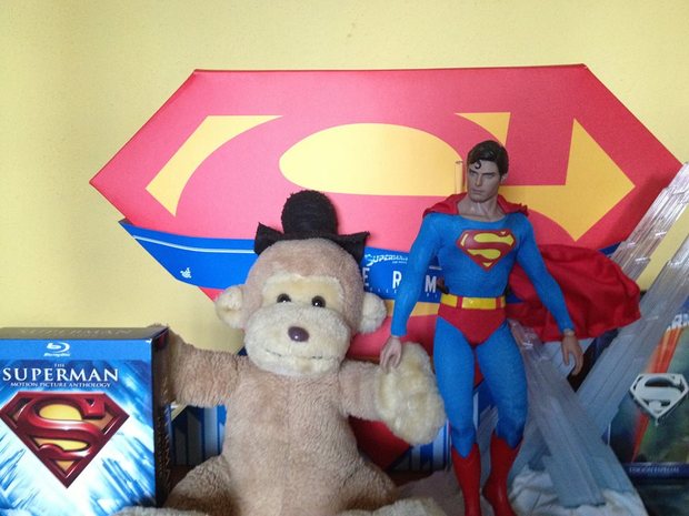 Con mi Superman de coleccionista comprado en Forbidden Planet London :)