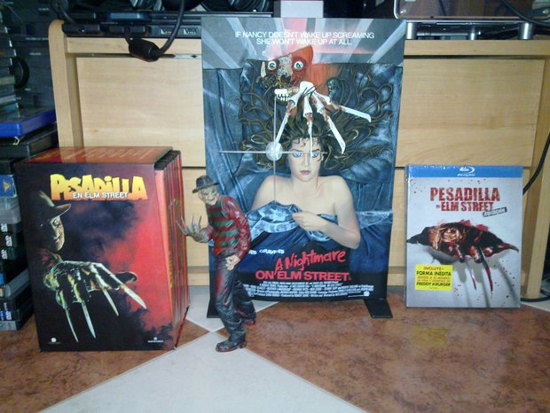 Pequeña colección de Freddy Krueger compuesta por: Pack DVD Pesadilla en Elm Street, Poster 3D Pesadilla en Elm Street, figura de Freddy Krueger y Pack Blu-Ray Pesadilla en Elm Street