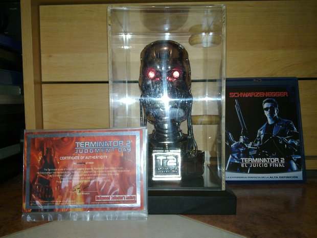 Pequeña colección compuesta por: Cabeza T-800 Terminator 2 Edición Limitada y Blu-Ray Terminator 2