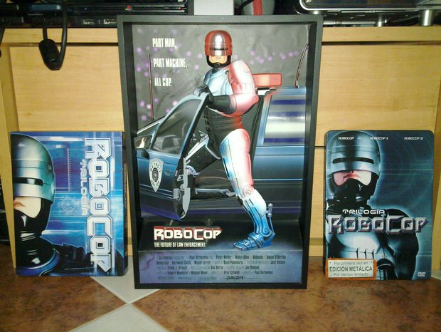 Pequeña Colección de Robocop compuesta por: Poster 3D Robocop, DVD Digipack Trilogia Robocop y DVD Edición metalica Trilogia Robocop