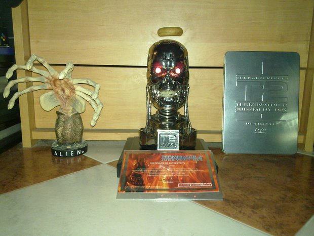 Cabeza Metal T-800 Edición limitada, fuera de su vitrina expositoria, Facehugger Alien y estuche metalico Ultimate DVD Terminator 2
