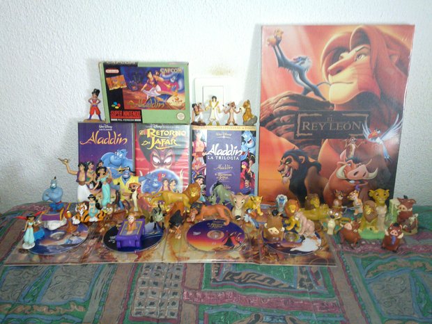 VHS's Aladdin y El Retorno de Jafar, Pack DVD Trilogia Aladdin, Videojuego Snes Aladdin, Cuadro-Poster de madera forrado en tela El Rey León + figuritas de Aladdin y El Rey León (Estas figuritas son distintas, ya que en la otra foto no cabian)