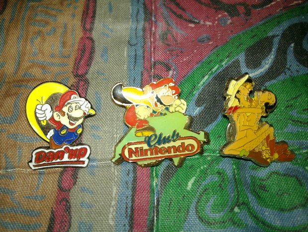 Graciosos Pins de: Super Mario World (Dan'up años 90), Super Mario Club Nintendo y Lucky Luke con Olivia (Novia de Popeye. Años 90)