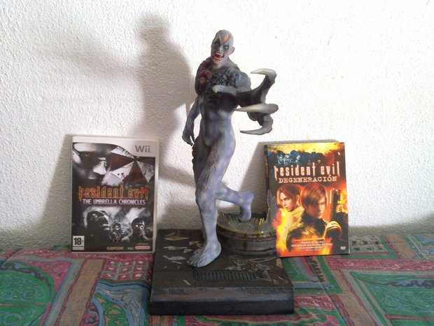 Figura Tyrant resident evil The Umbrella Chronicles, juego Wii + DVD resident evil Degeneración (Funda de Cartón 3D)