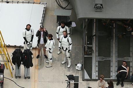 Si esta foto del rodaje de 'Star Wars. Rogue One' es autentica, podemos ver Stormtroopers clásicos.