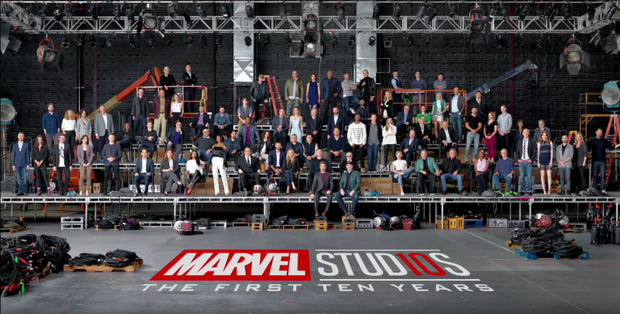 Foto conmemorativa de los diez años de Marvel Studios.