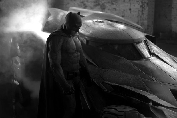 Zack Snyder ha publicado esta foto. Señoras, señores... BATMAN y el BATMÓVIL.