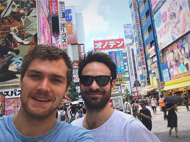 Casualmente, Charlie Cox y Finn Jones están en Japón, donde se rodarán unas escenas de Avengers 4...