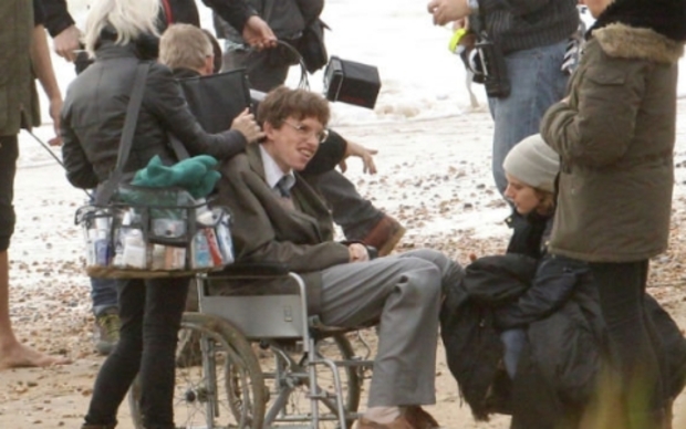 PRIMERAS IMAGENES:  Eddie Redmayne, irreconocible como Stephen Hawking en el rodaje de 'Theory of Everything'