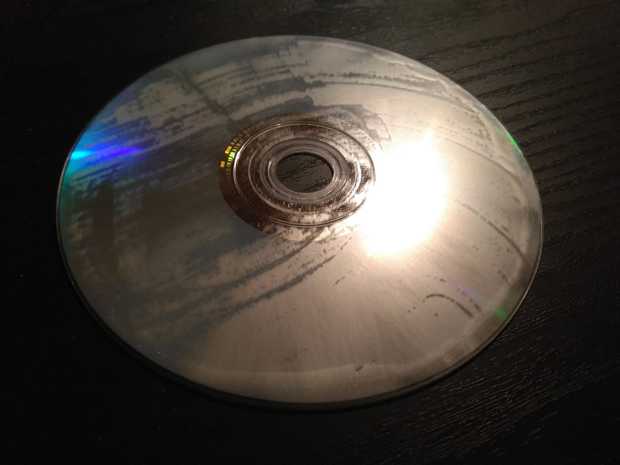 A uno de mis dvds le ha pasado esto sin tocarlo. Alguien sabe porque y si se puede solucionar?