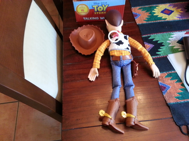 La Réplica Exacta A Tamaño Real Del Muñeco Vaquero Sheriff Woody De Toy Story Parte Trasera