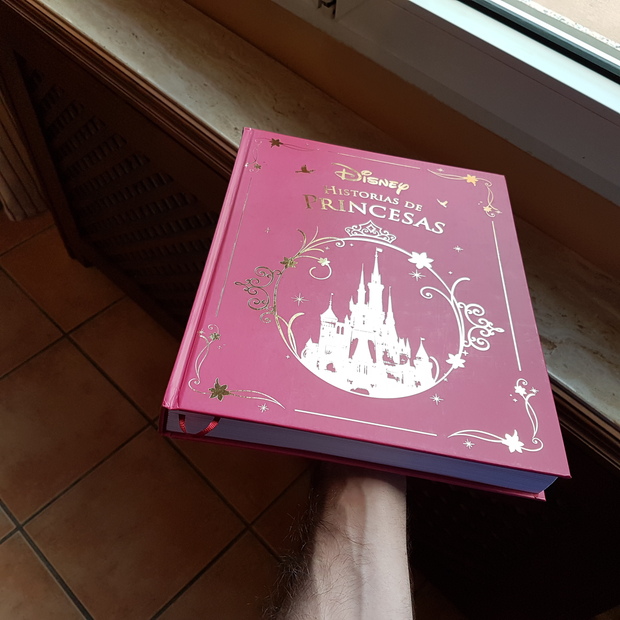 El libro cuento de Historias de princesas de Walt Disney