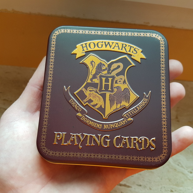 Baraja de cartas en caja metálica de Hogwarts de Harry Potter