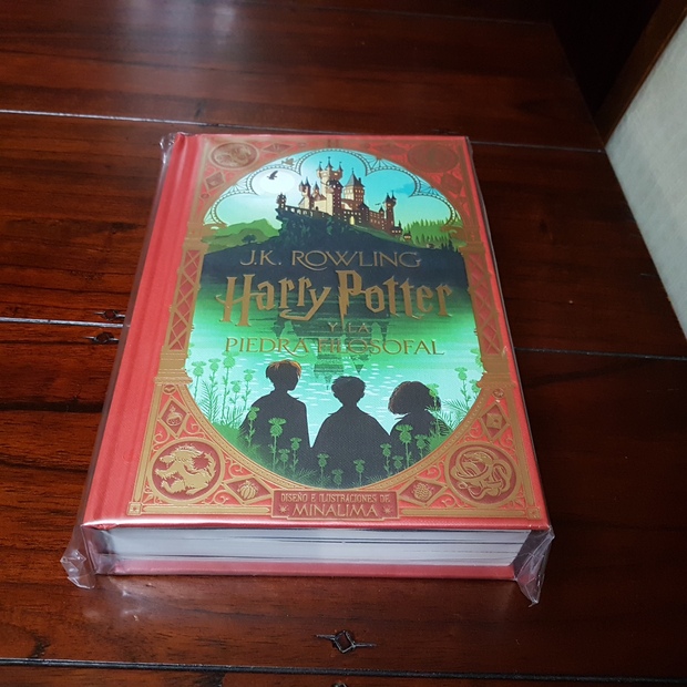 Libro Harry Potter y la piedra filosofal de J.K.Rowling de MinaLima