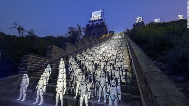 Disney la lia con las tropas en la Gran Muralla China