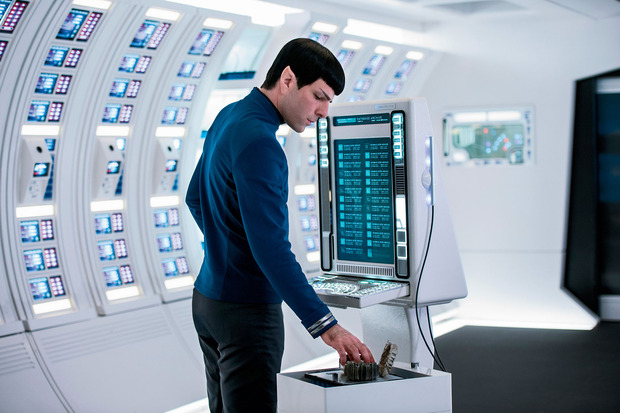 Spock, analizando algo, en una nueva imagen de Star Trek Beyond (Más Allá)