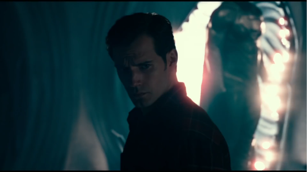 El traje negro de Superman en el adelanto  de la escena eliminada que vendrá como extra en el blu-ray de La Liga de la Justicia