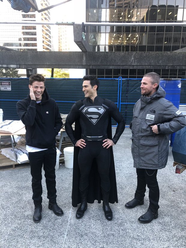 ELSEWORLDS, Superman con el traje negro en el rodaje del nuevo evento del Arrowverse