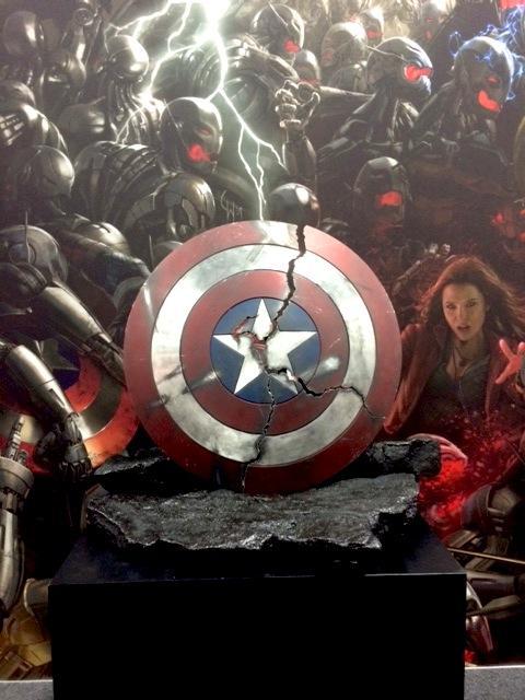 SDCC 14: El escudo roto del Capitán América del trailer de Los Vengadores 2, expuesto en la Comic-Con