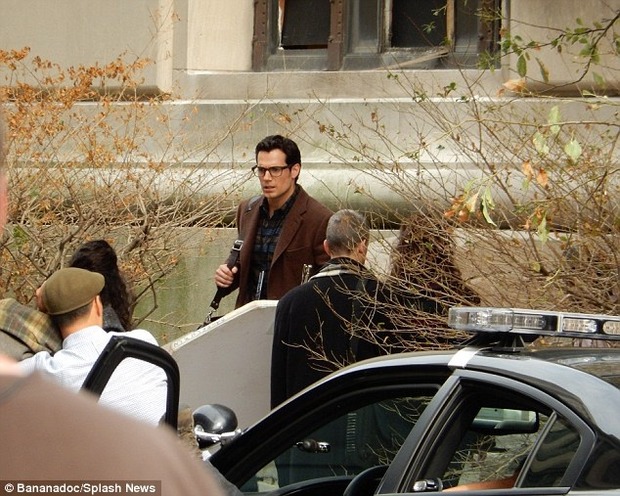 Nueva imagen de Henry Cavill con un mejor vistazo a Clark Kent en BvSDoJ