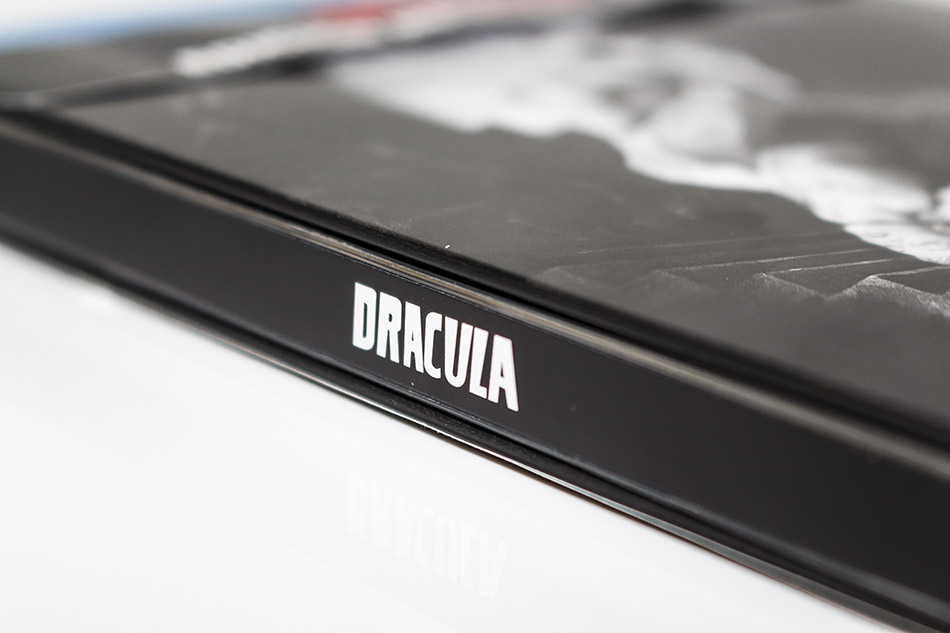 Fotografías del Steelbook de Drácula en Blu-ray diseñado por Alex Ross 3
