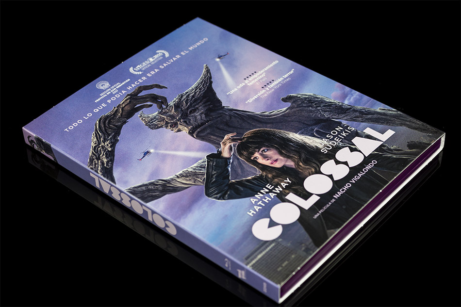Fotografías del Blu-ray de Colossal con funda y postales 2