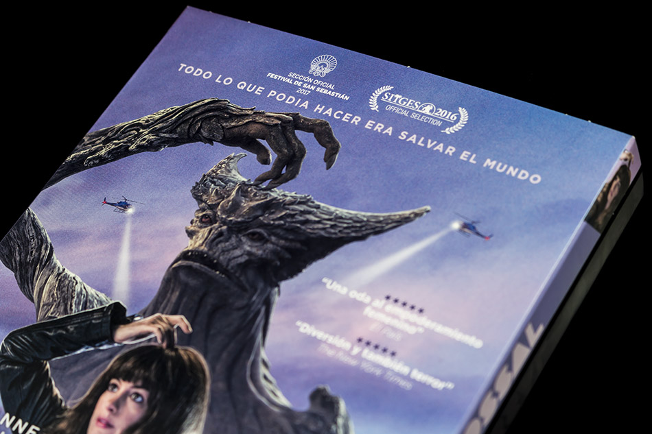 Fotografías del Blu-ray de Colossal con funda y postales 4
