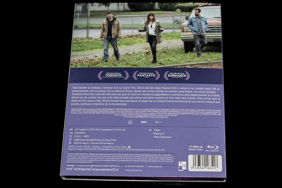 Fotografías del Blu-ray de Colossal con funda y postales 6