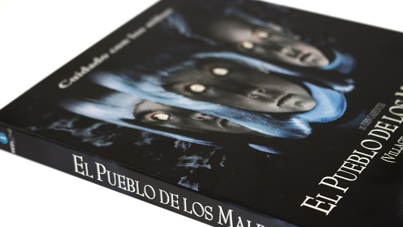 Fotografias del Blu-ray con funda fosforescente de El Pueblo de los Malditos