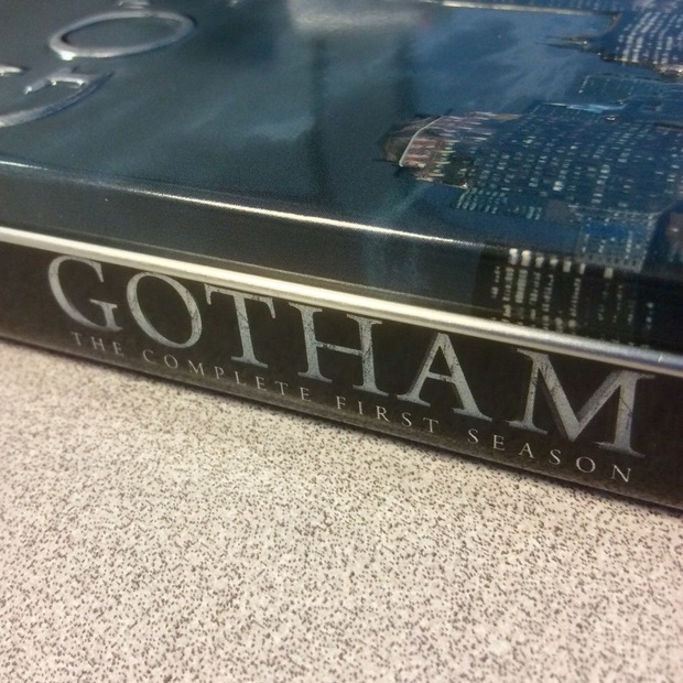 Fotos que revelan que posiblemente sea así la edición metálica de "Gotham" en España.