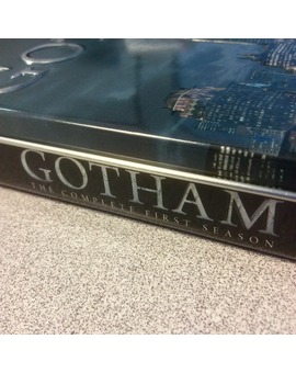 Fotos que revelan que posiblemente sea así la edición metálica de "Gotham" en España.