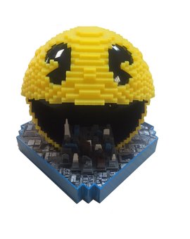 Imagen real de la edición limitada 'Pacman Cityscape' de "Pixels", anunciada en España.